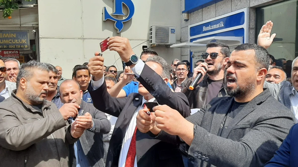 Eğitimcilerden Banka Promosyonlarına Yakıcı Tepki: Maaş Kartlarını Ateşe Verdiler!