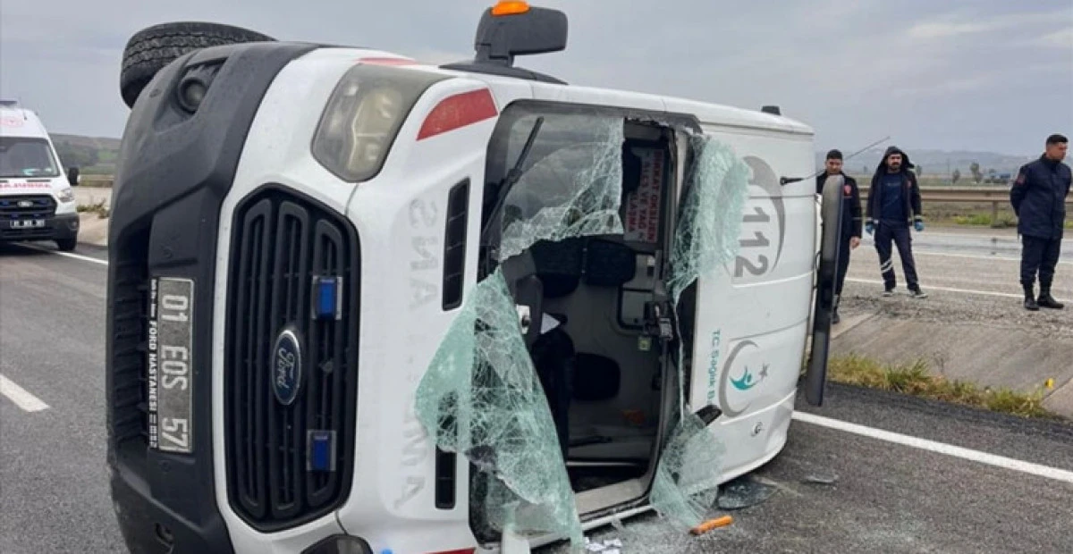 G&ouml;rev Başındaki Ambulans Kaza Yaptı: Ceyhan&rsquo;da 3 Sağlık Personeli Yaralı